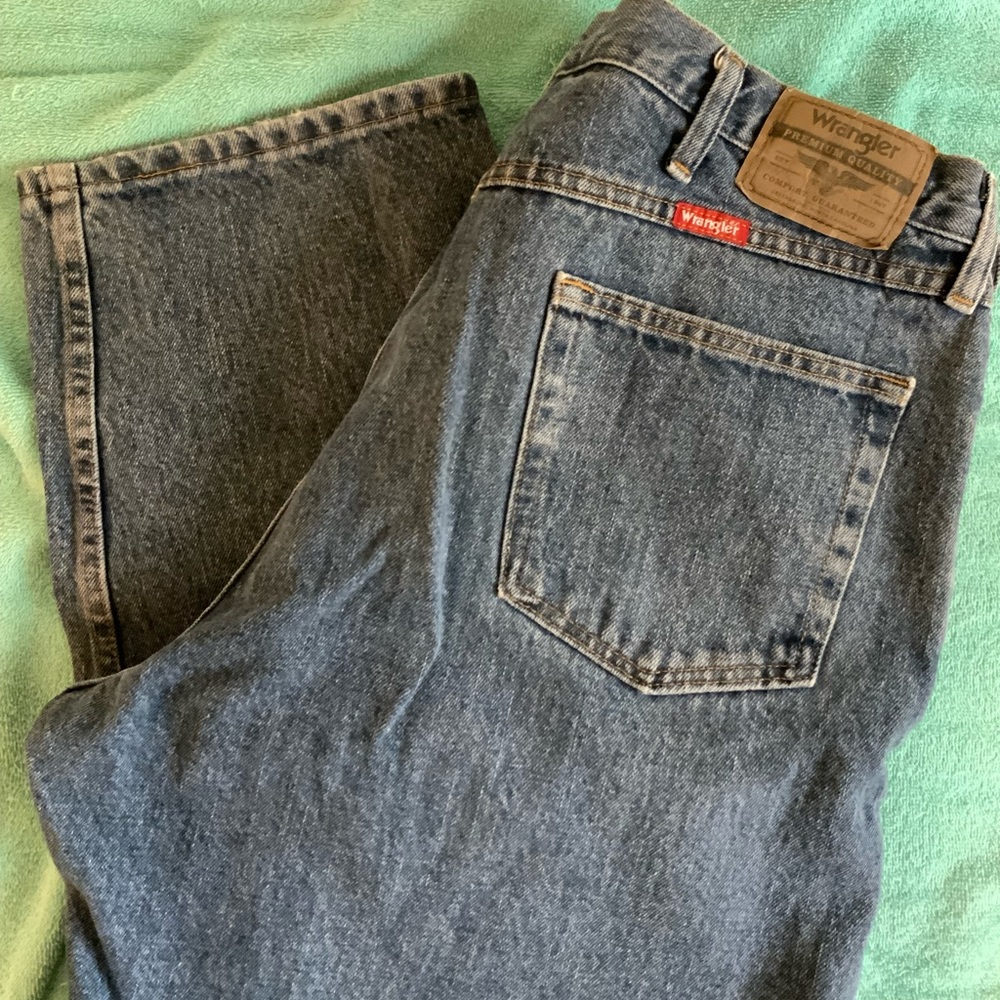 EUC Wrangler Relaxed fix jeans 40x32.  Medium blue